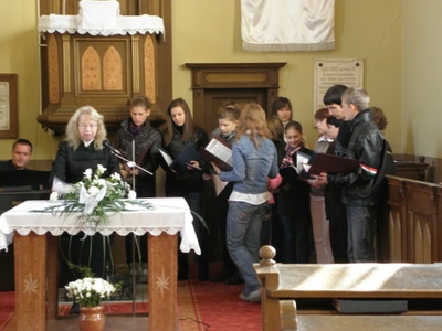 az ifjúsági énekkar az okóber 24-i istentiszteleten 